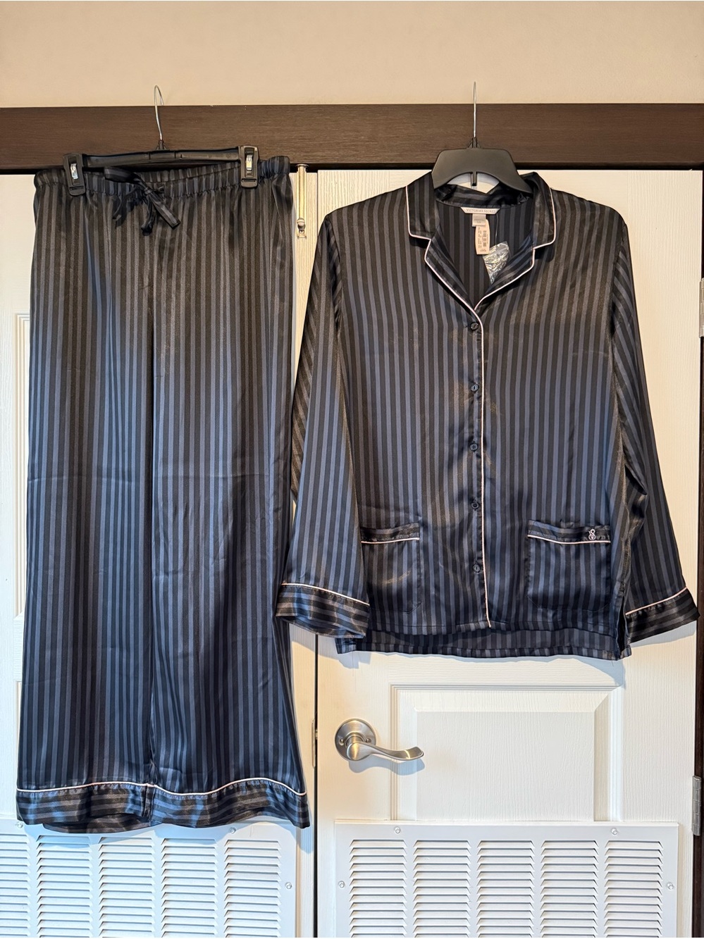 Victoria’s Secret NWT 2-Piece Satin Feel Pajama Set Black/Grey Striped SZ Large